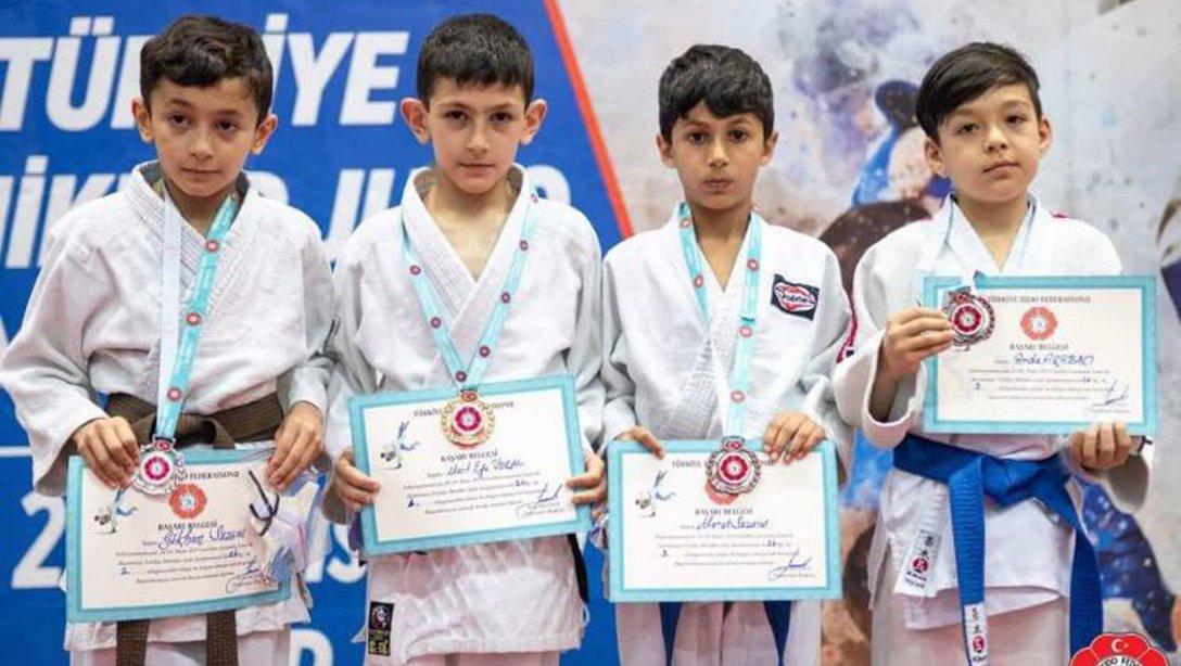 Sivas Kadıburhaneddin İmam Hatip Otaokulu 6. Sınıf Öğrencisi Mete Efe Vural, Judo'da Türkiye Birincisi Oldu.