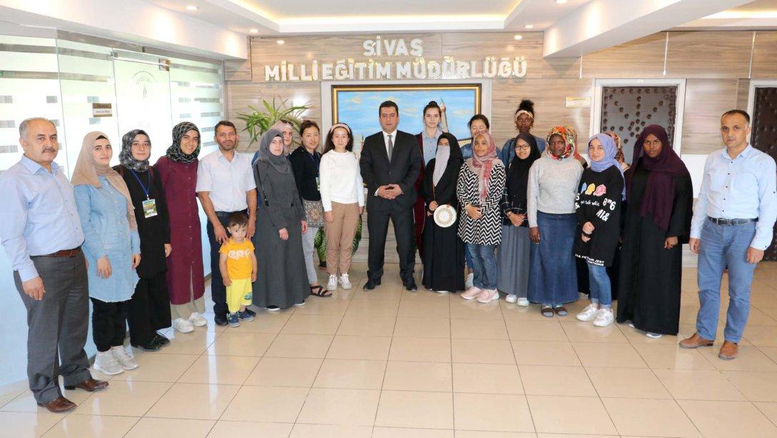 Kayseri Erciyes Üniversitesinde Eğitim Gören 15 Farklı Ülkeden 20 Kız Öğrenci, Milli Eğitim Müdürümüz Ebubekir Sıddık Savaşçı'yı Ziyaret Etti.