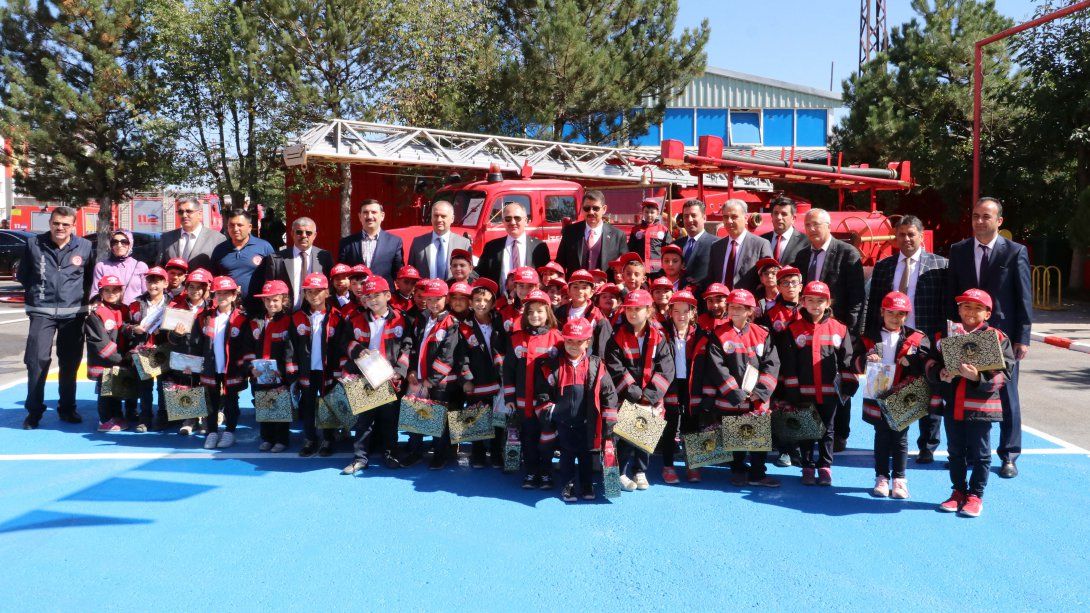 Türk İtfaiye Teşkilatının 305. Yıldönümü dolayısıyla Sivas Belediyesi İtfaiye Müdürlüğünde Yavuz Selim İlkokulu Öğrencilerinin Katılımı İle Program Düzenlendi.