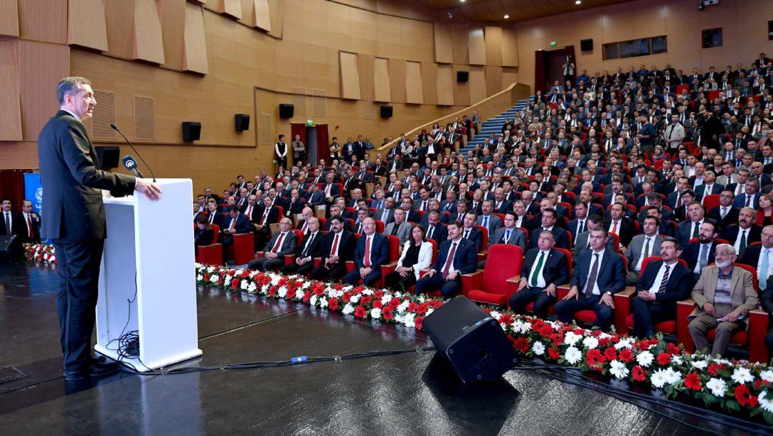 Milli Eğitim Bakanı Ziya Selçuk, Sivas'ta Düzenlenen Okul Yöneticilerinin Mesleki Gelişim Programı Kapanış Toplantısına Katıldı.