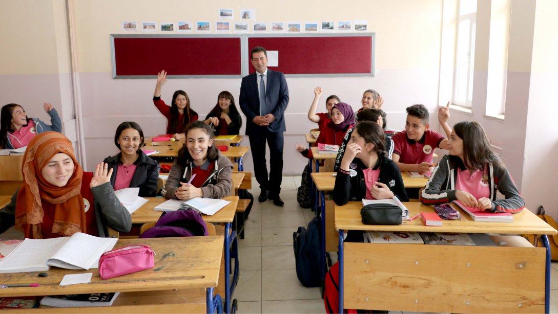 Milli Eğitim Müdürümüz Ebubekir Sıddık Savaşçı, Yıldızeli Pamukpınar Anadolu Lisesini Ziyaret Etti.
