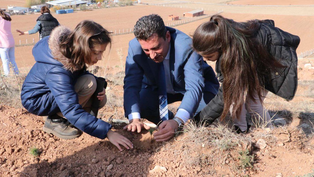 Sivas'ta Öğrenci ve Öğretmenler 169 Bin 500 Fidanı Toprakla Buluşturdu.  