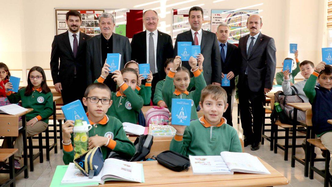 Cahit Zarifoğlu İlkokulu 4. Sınıf Öğrencilerine Türkçe Sözlük Dağıtıldı