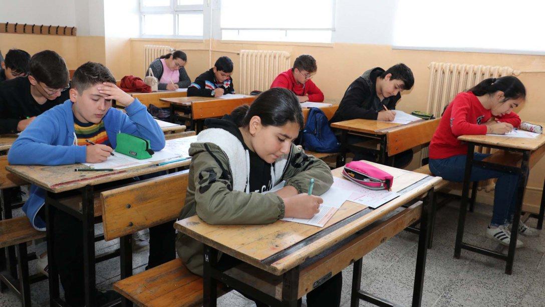 Sivas'ta Ortaokul ve Lise Öğrencilerine Yönelik İl Geneli İzleme Sınavı Gerçekleştirildi.