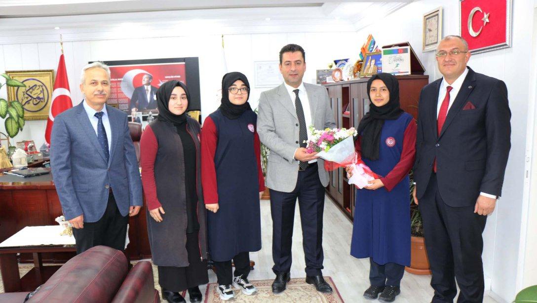 Sivas Kız Anadolu İmam Hatip Lisesi Öğrencileri, Milli Eğitim Müdürümüz Ebubekir Sıddık Savaşçı'yı Ziyaret Etti.