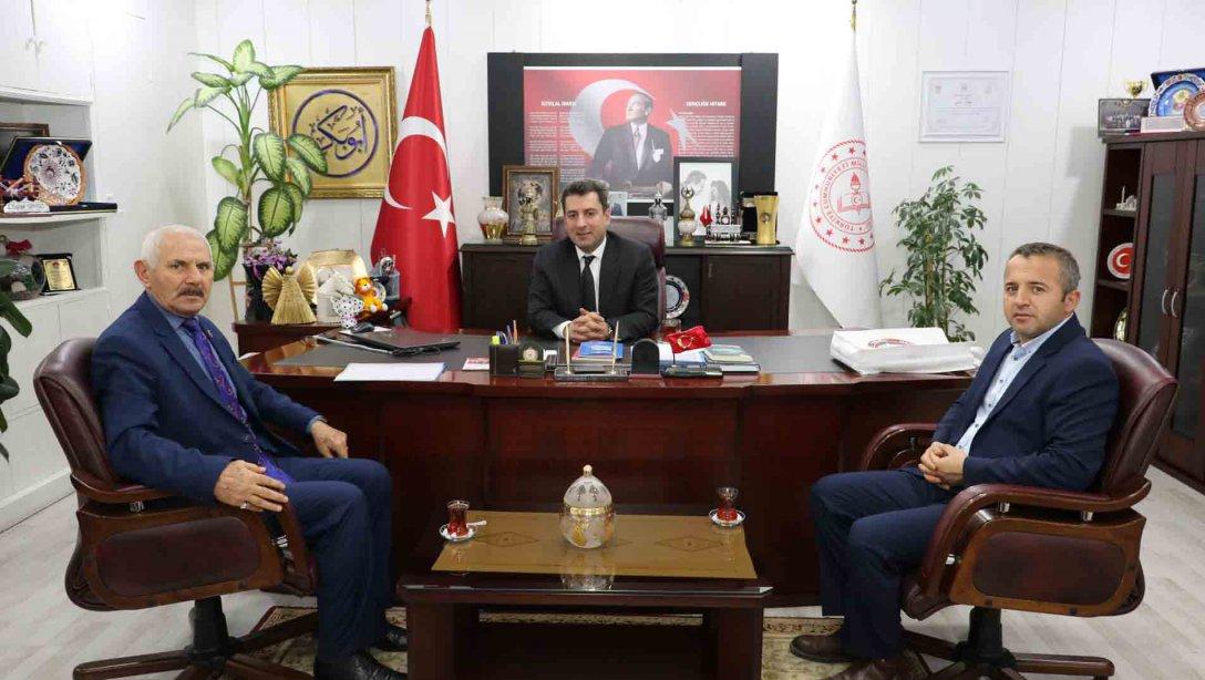 Hafik Belediye Başkanı Selahattin Çuhadaroğlu, Milli Eğitim Müdürümüz Ebubekir Sıddık Savaşçı'yı Ziyaret Etti. 