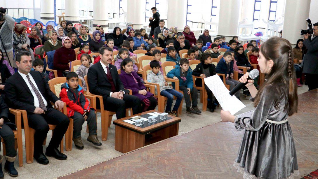 Mehmet Akif İlkokulu Öğrencileri, Mehmet Akif'i Anma Programı Düzenledi.