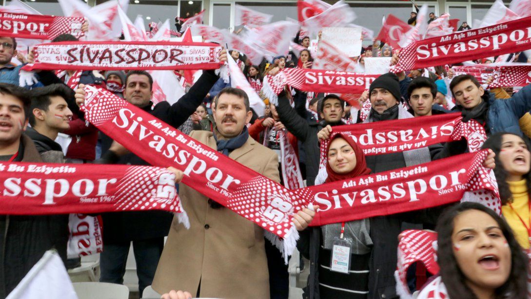 Sivasspor, Göztepe'yi 1-0'lık Skorla Geçerek Ligin İlk Yarısını 37 Puanla Lider Tamamladı. 3 Bin 200 Minik Yiğido, 90 Dakika Boyunca Takımına Destek Olarak Tribünlere Renk Kattı.