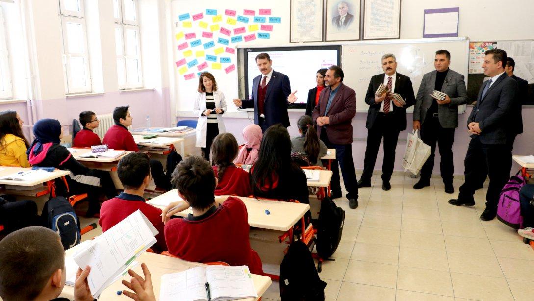 Valimiz Salih Ayhan ve Milli Eğitim Müdürümüz Ebubekir Sıddık Savaşçı, İMKB Anadolu Lisesini Ziyaret Etti.