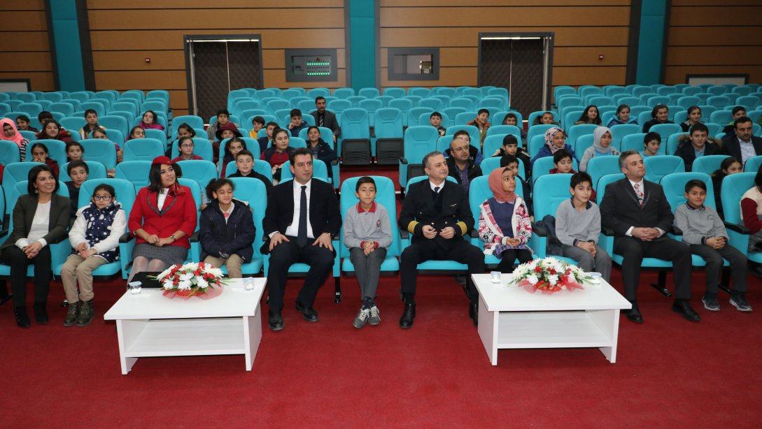 Sivas'ta Öğrencilere Havacılık Alanındaki Meslekler ve Havacılık Faaliyetleri Anlatıldı.