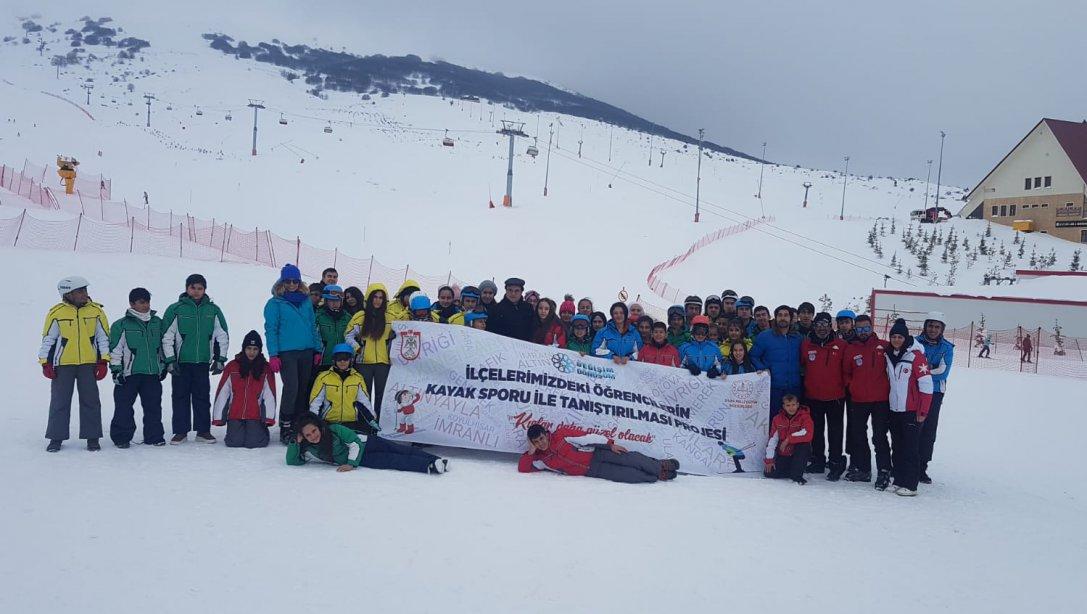 Kayak Sporunda Olimpik Sporcu Yetiştirme Projesi Kapsamında İlçelerimiz ile Merkez Köy ve Beldelerimizden Gelen Öğrencilerimizin Yıldız Dağı'ndaki Eğitimleri Devam Ediyor.