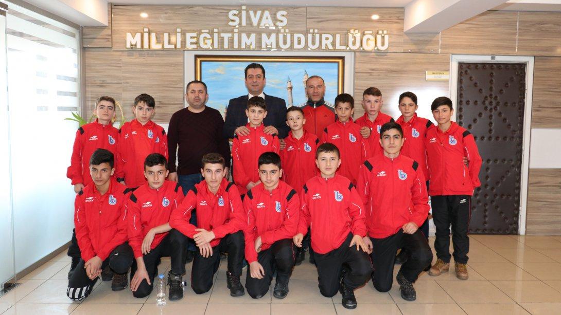 Bayburt Mehmet Akif Ersoy Ortaokulu Hentbol Takımı, Milli Eğitim Müdürümüz Ebubekir Sıddık Savaşçı'yı Ziyaret Etti.
