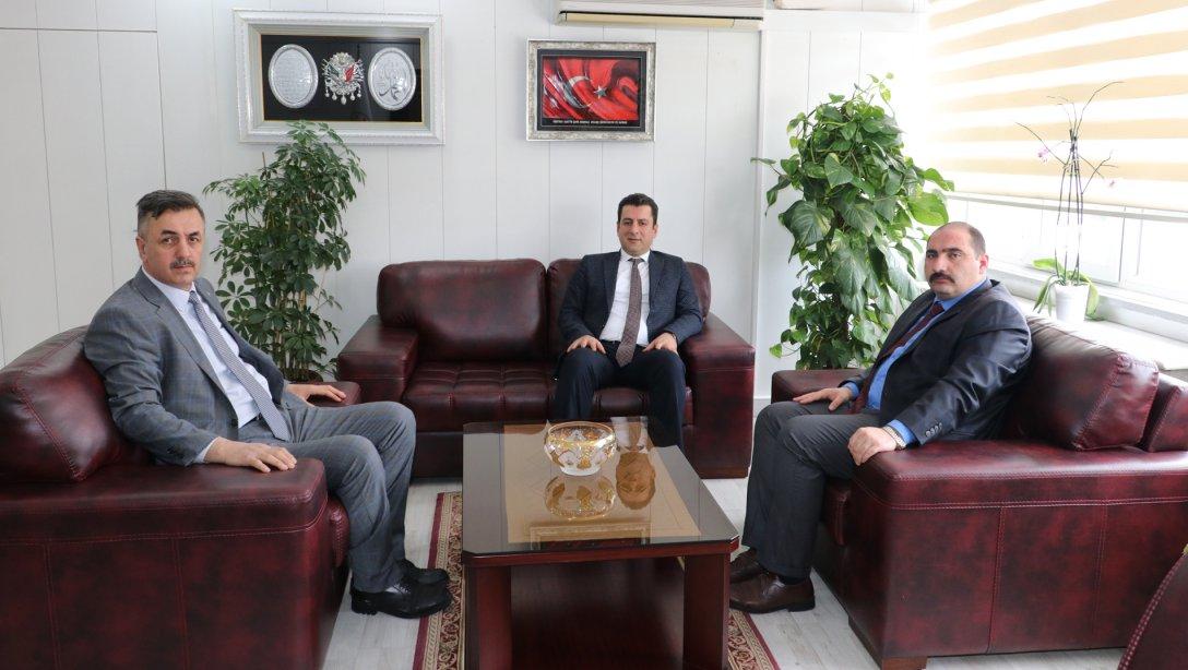 Yıldızeli Belediye Başkanı Mehmet Sabit Karakaş ve AK Parti Yıldızeli İlçe Başkanı Zahit Doğan, Milli Eğitim Müdürümüz Ebubekir Sıddık Savaşçı'yı Ziyaret Etti.