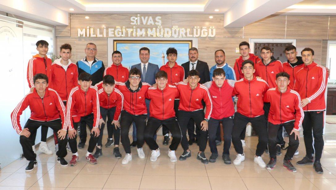 Halil Rıfat Paşa Anadolu Lisesi Futbol Takımı, Milli Eğitim Müdürümüz Ebubekir Sıddık Savaşçı'yı Ziyaret Etti.