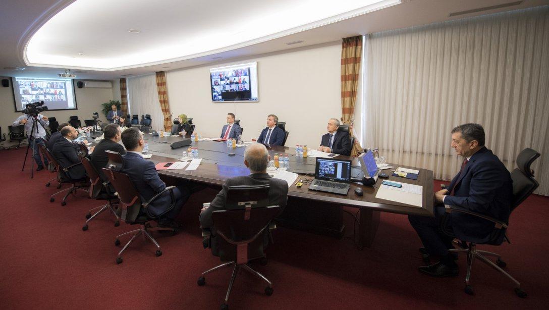 Millî Eğitim Bakanı Ziya Selçuk, 81 İlin Milli Eğitim Müdürleri İle Telekonferansla Toplantı Yaptı.