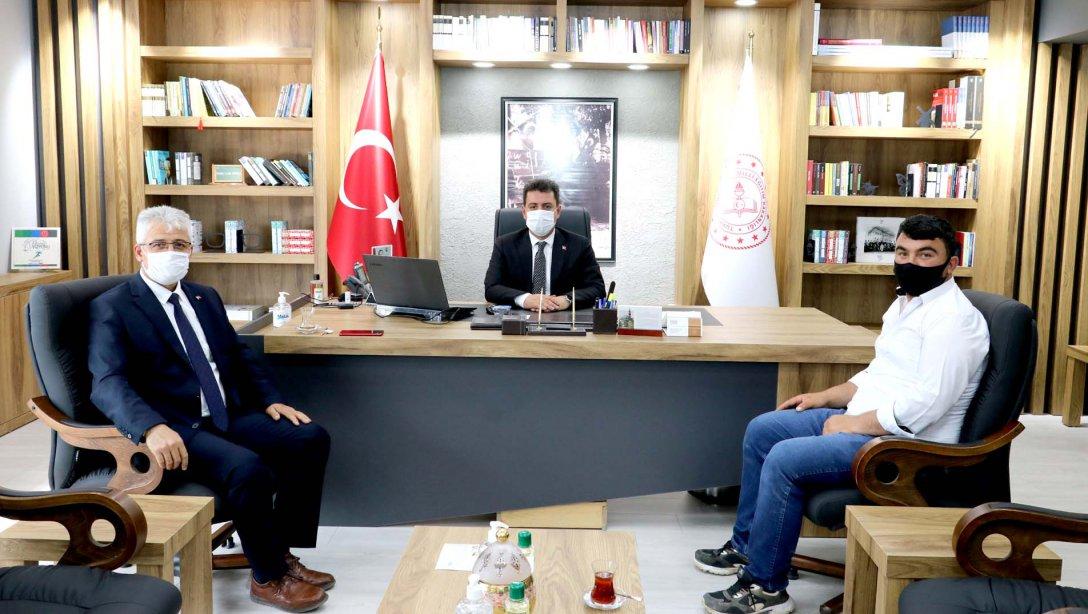Sivas Şehit Aileleri ve Gaziler Derneği Başkanı Mustafa Hızal, Milli Eğitim Müdürümüz Ebubekir Sıddık Savaşçı'yı Ziyaret Etti.
