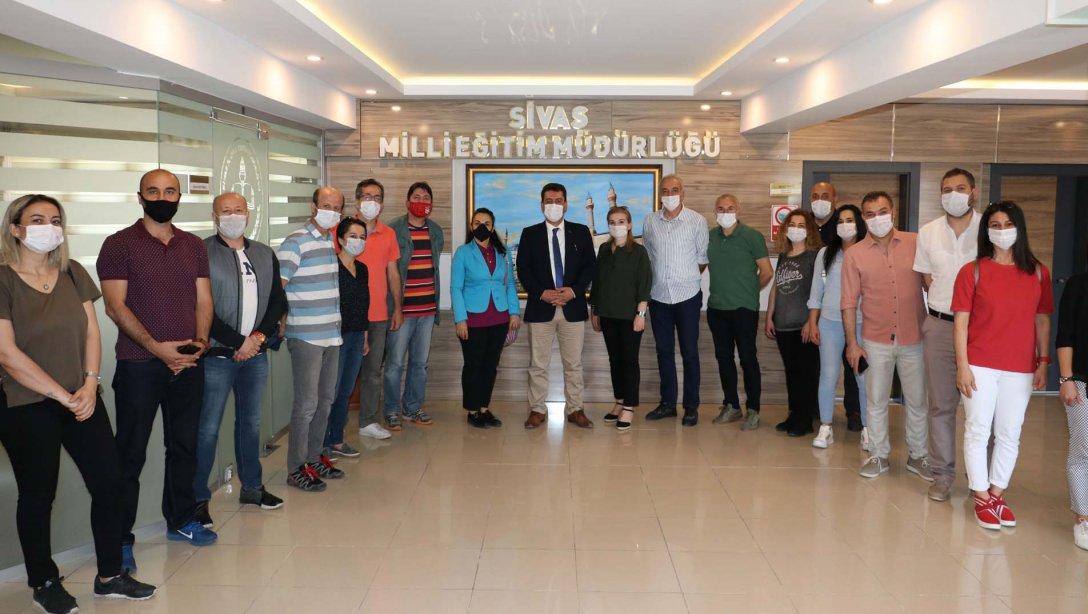 Sivas'ta Görev Yapan Beden Eğitimi Öğretmenleri, Şube Müdürümüz Hülya Bozbıyık Eşliğinde Milli Eğitim Müdürümüz Ebubekir Sıddık Savaşçı'yı Ziyaret Etti.