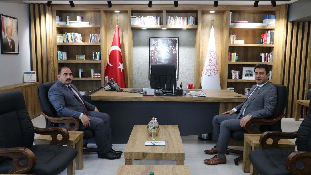 Yıldızeli Belediye Başkanı Mehmet Sabit Karakaş, Milli Eğitim Müdürümüz Ebubekir Sıddık Savaşçı'yı Ziyaret Etti.
