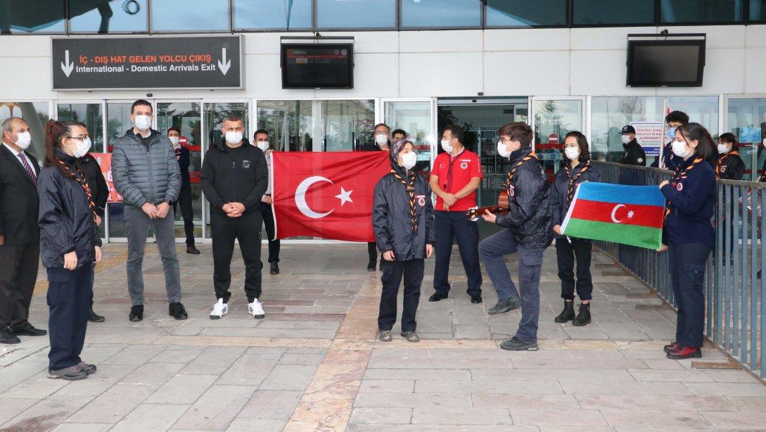 Öğrenciler Karabağ Futbol Takımını 