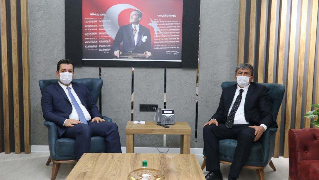 Gemerek Belediye Başkanı Remzi Kılıçdağı, Milli Eğitim Müdürümüz Ebubekir Sıddık Savaşçı'yı Ziyaret Etti.