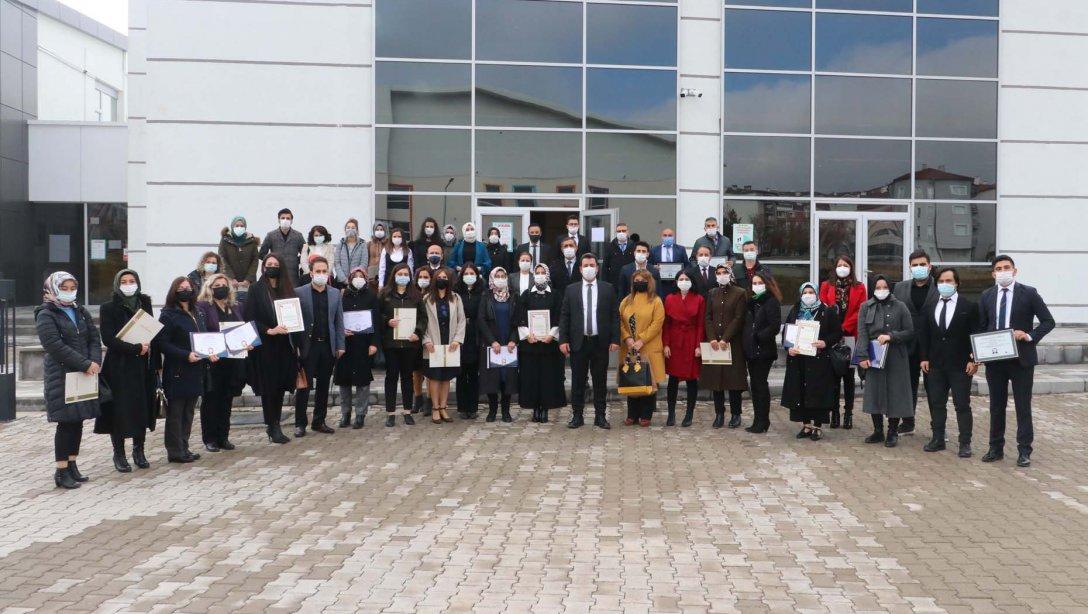 Sivas'ta Yürütülen eTwinning Projeleri Kapsamında Ulusal Kalite Etiketi ve Avrupa Kalite Etiketi Almaya Hak Kazanan Okul ve Öğretmenler İçin Belge Takdim Töreni Düzenlendi..