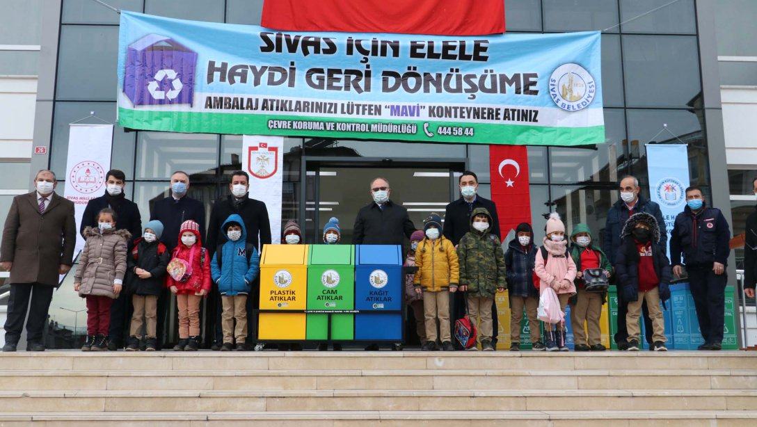 Sivas Belediyesi, Sıfır Atık Projesi Kapsamında Okullara Atık Kutusu Dağıttı. Öğrenciler Proje Kapsamında Çevre Bilinci Kazanırken Geri Dönüşüme de Katkı Sağlayacak.
