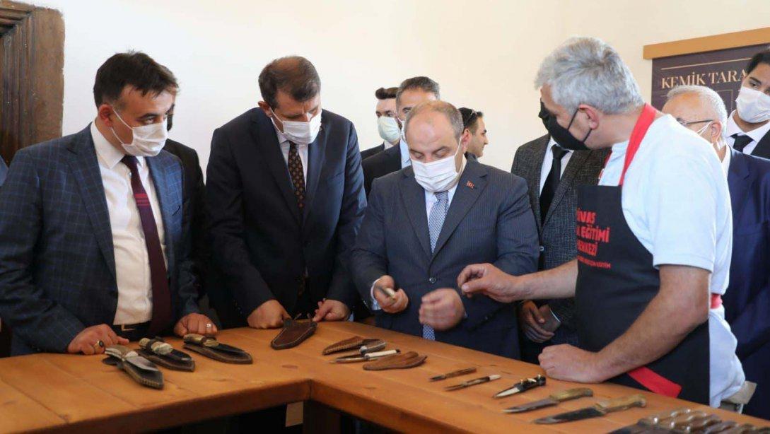 Sivas Sanayi Mektebi Müzesi'nin Açılışı, Sanayi ve Teknoloji Bakanı Mustafa Varank'ın Katılımı İle Gerçekleştirildi. Varank, Müzede Faaliyet Gösterecek Olan Halk Eğitimi Kurslarının da Açılışını Yaptı.