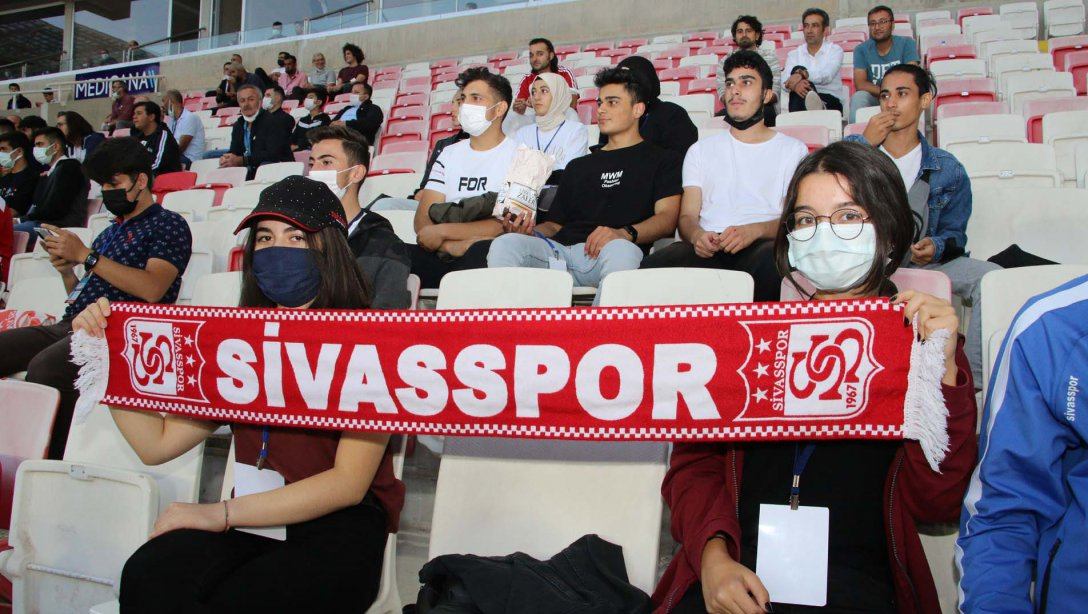Sivasspor, Yeni Sezonun İlk Maçında Kendi Sahasında Konyaspor İle Karşı Karşıya Geldi. Zorlu Mücadelede Minik Yiğidolar da Tribünlerdeki Yerini Alarak Takımlarına Destek Verdi.   