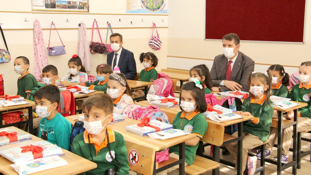 İlk Ders Zili Çaldı. Sivas'ta 115 bin 253 Öğrenci Ders Başı Yaptı.