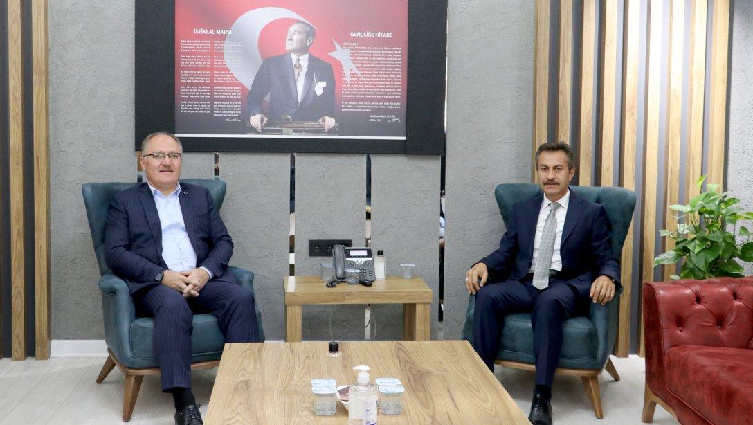 Sivas Belediye Başkanı Hilmi Bilgin, Millî Eğitim Müdürümüz Ergüven Aslan'ı Ziyaret Ederek Görevinde Başarılar Diledi.