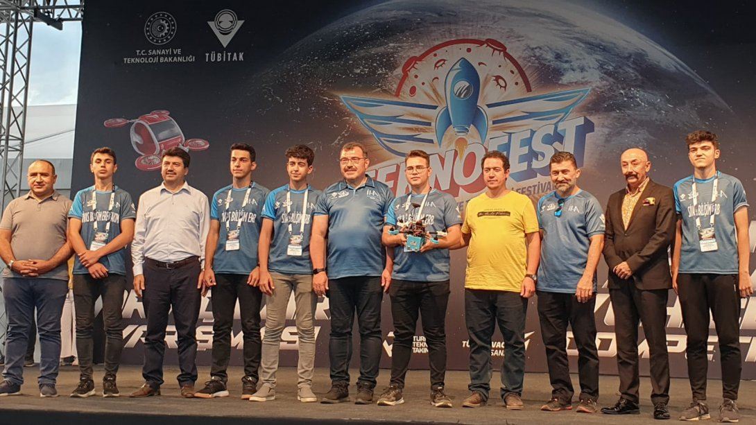 Bursa'da Gerçekleştirilen Havacılık Uzay ve Teknoloji Festivaline (TEKNOFEST) Katılan Öğrencilerimiz; İHA Döner Kanat Kategorisinde Türkiye 3'üncüsü Oldu.