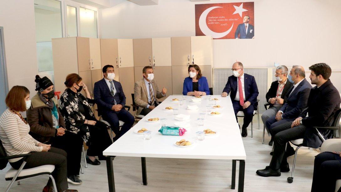 Belediye Başkanı Hilmi Bilgin ve Millî Eğitim Müdürümüz Ergüven Aslan, 24 Kasım Öğretmenler Günü dolayısıyla Kılıçarslan İlkokulunda görev yapan öğretmenlerle bir araya geldi.