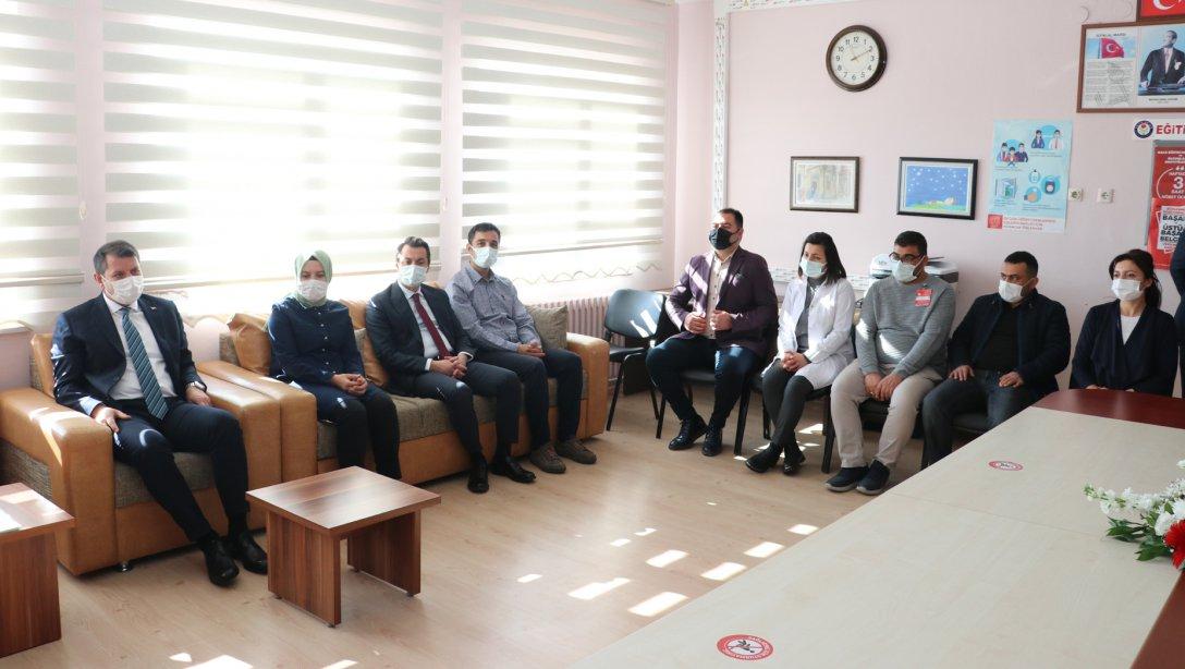 Valimiz Salih Ayhan ve Millî Eğitim Müdürümüz Ergüven Aslan, 24 Kasım Öğretmenler Günü Dolayısıyla Demirçelik İlk ve Ortaokulunu ziyaret etti.