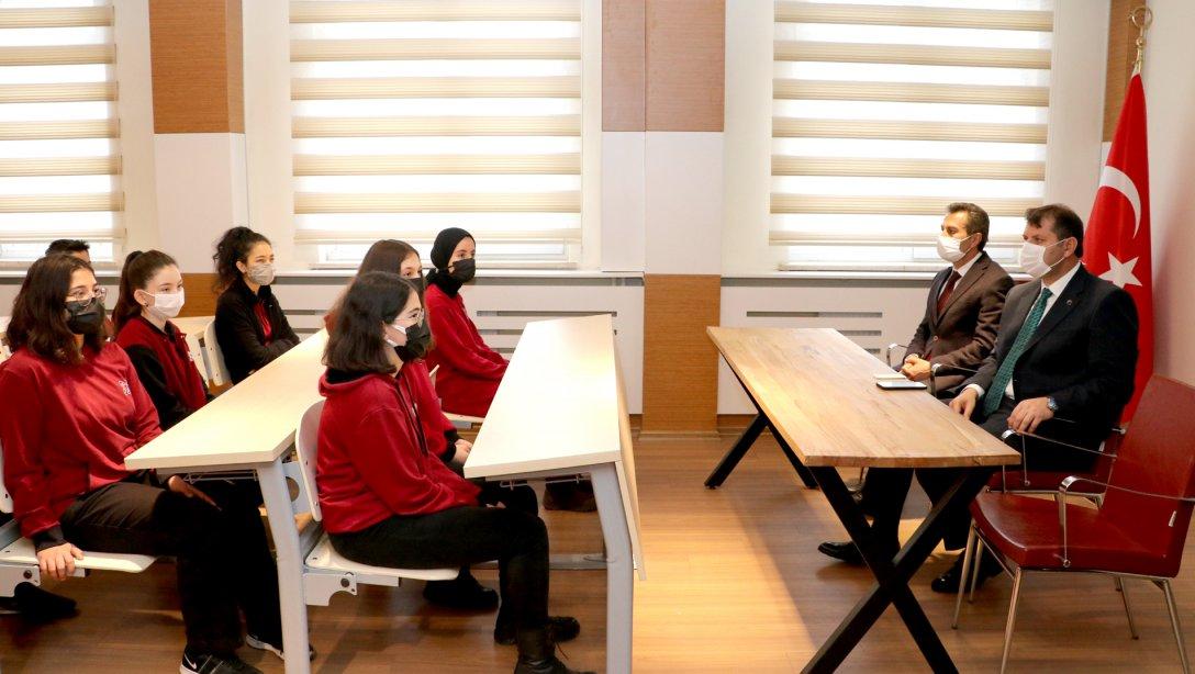 Valimiz Salih Ayhan ve Millî Eğitim Müdürümüz Ergüven Aslan, Sivas Fen Lisesi öğrenci ve öğretmenleri ile bir araya geldi.