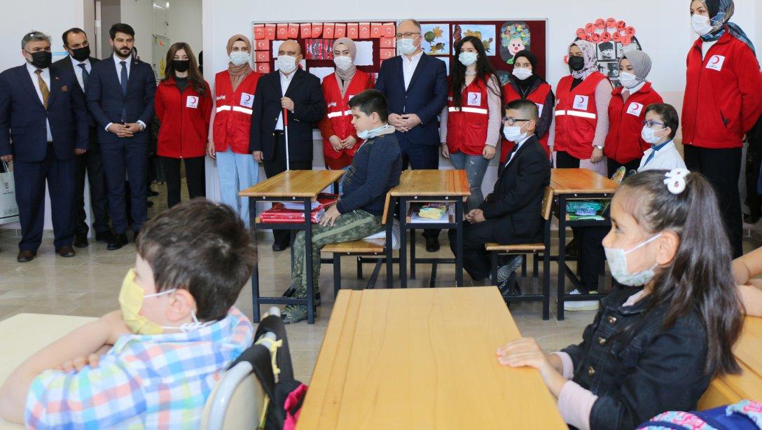 Belediye Başkanı Hilmi Bilgin ve Millî Eğitim Müdürümüz Ergüven Aslan, Atatürk İlkokulunu ziyaret ederek görme engelli öğrencilerle bir araya geldi.