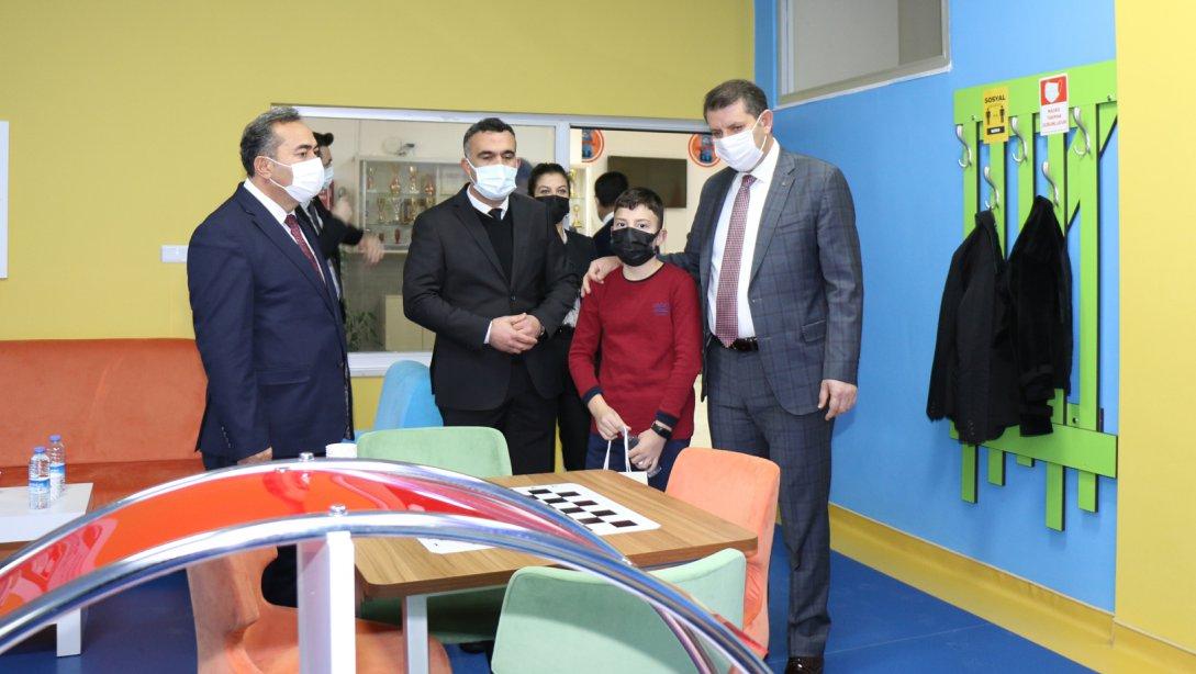 Valimiz Salih Ayhan, Karşıyaka Nuri Dönmezcan İlkokulunu ziyaret etti.