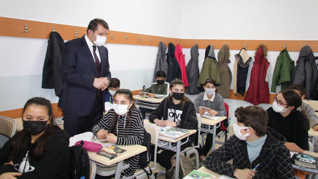 Valimiz Salih Ayhan, Koyulhisar Münire-Mustafa Aydoğdu ilkokulu ve Yatılı Bölge Ortaokulunu ziyaret etti.