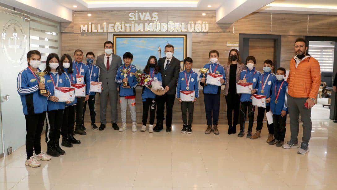 Bocce il şampiyonasında derece elde eden Lütfi Fikret Tuncel Ortaokulu öğrencileri, Millî Eğitim Müdürümüz Ergüven Aslan'ı ziyaret etti.