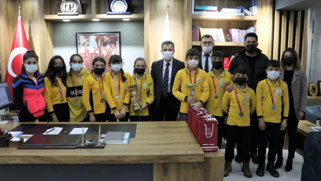 Dart turnuvası il şampiyonasında derece elde eden Kurtlapa Ortaokulu öğrencileri, Millî Eğitim Müdürümüz Ergüven Aslan'ı ziyaret etti.