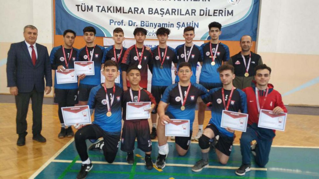 Şehit Furkan Peker Anadolu Lisesi Erkek Voleybol Takımı, yarı finale yükseldi.