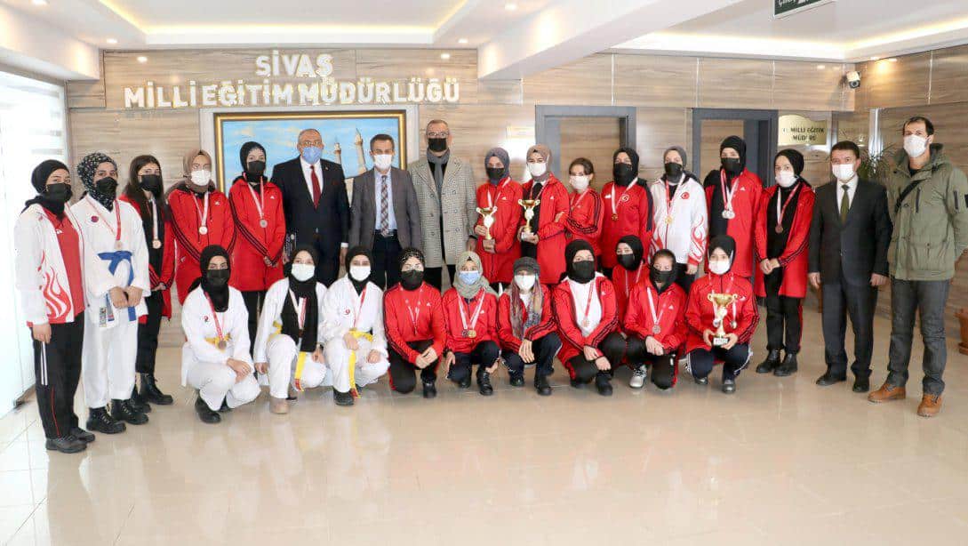 Çeşitli spor branşlarında derece elde eden Sivas Kız Anadolu İmam Hatip Lisesi öğrencileri, Millî Eğitim Müdürümüz Ergüven Aslan'ı ziyaret etti.