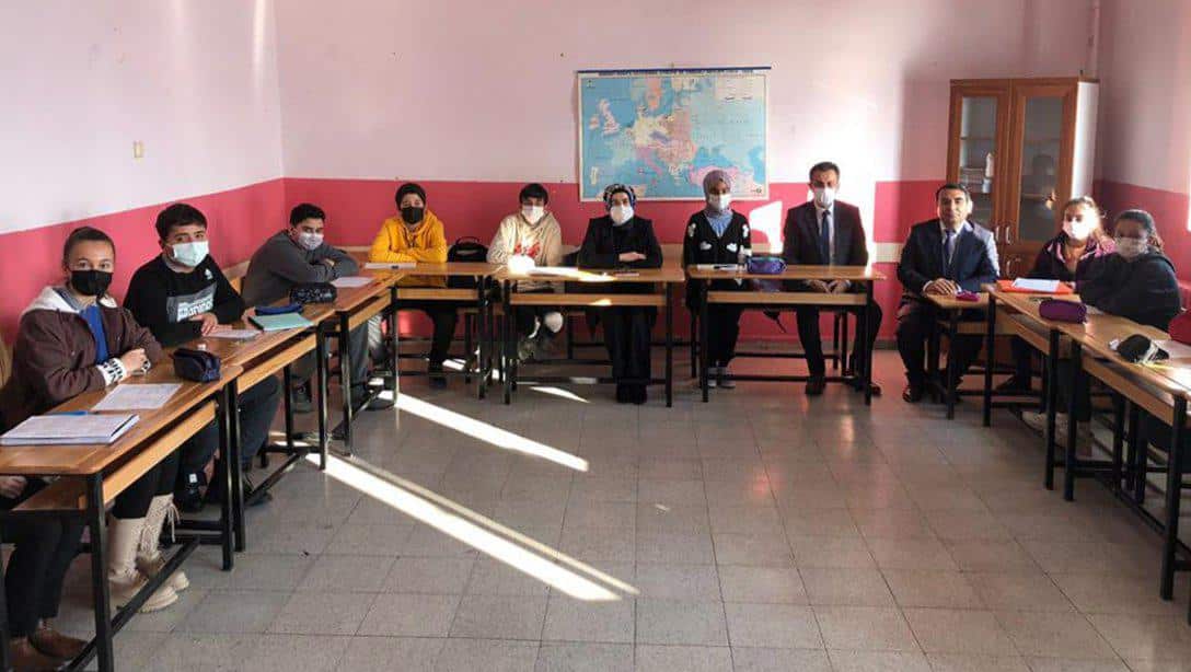 Millî Eğitim Müdürümüz Ergüven Aslan, Gölova'da öğrenci ve öğretmenlerle bir araya geldi.