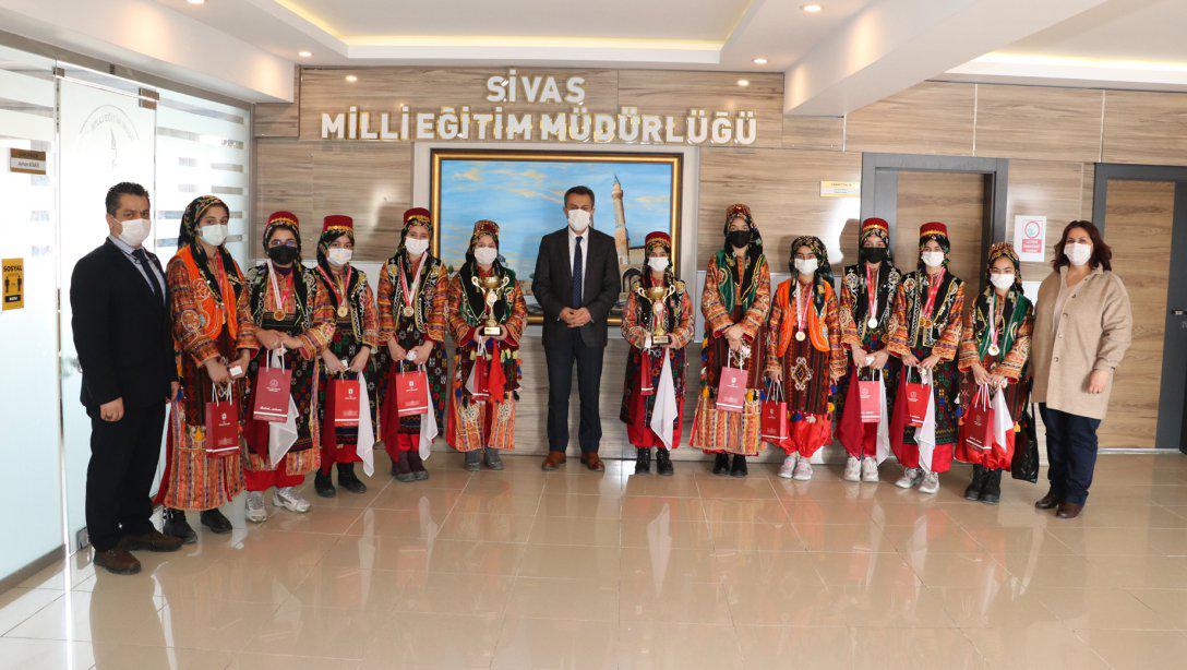 Halk oyunlarında il birincisi olan Alparslan Ortaokulu öğrencileri, Millî Eğitim Müdürümüz Ergüven Aslan'ı ziyaret etti.