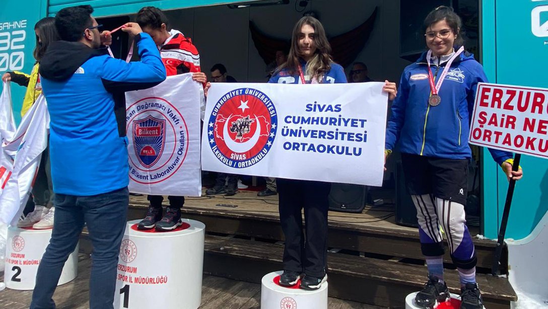 Sivaslı öğrenciler, Okullar Arası Türkiye Kayak Şampiyonasının 'Yıldız'ı oldu...