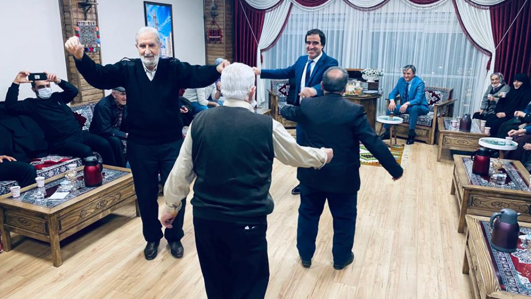 Huzurevinde kalan yaşlılar, Sivas Halk Eğitimi Merkezinde düzenlenen programda unutulmaz bir gün yaşadı.