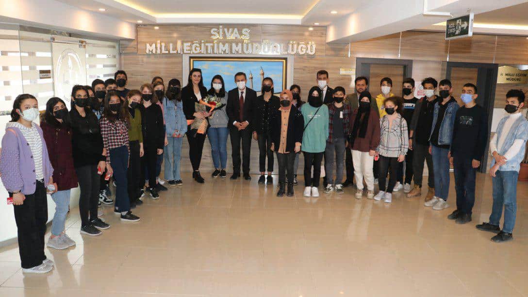KÖPRÜ Projesi izleme sınavlarında başarılı olan Zaralı öğrenciler, şehir gezisi etkinliği kapsamında Millî Eğitim Müdürümüz Ergüven Aslan'ı ziyaret etti.