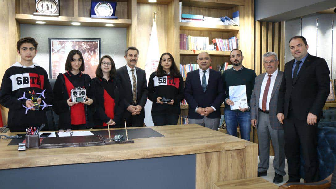 Sivas Bilişim Teknolojileri MTAL, Uluslararası İHA Üretimi ve Pilotaj Eğitimi Projesi kapsamında Romanya'da 9 okul ile işbirliği protokolü imzaladı.