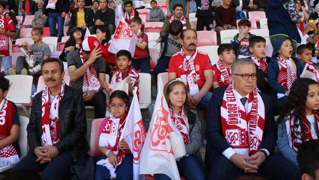 Minik Yiğidolar, Valimiz Dr. Yılmaz Şimşek ve Millî Eğitim Müdürümüz Ergüven Aslan ile birlikte Sivasspor-Kayserispor mücadelesini izledi.