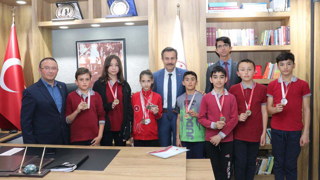 Çeşitli spor branşlarında Avrupa, Türkiye ve il dereceleri elde eden Dörteylül Ortaokulu öğrencileri, Millî Eğitim Müdürümüz Ergüven Aslan'ı ziyaret etti.