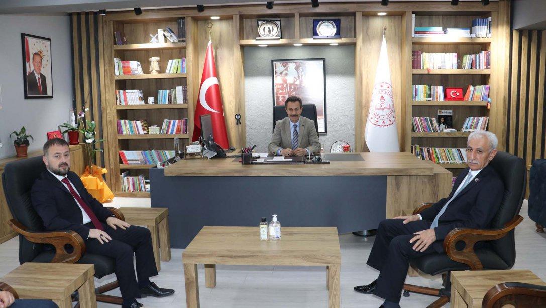 Büyük Birlik Partisi İl Başkanı Ahmet Polat, İl Başkanvekili Sedat Yağmur ve Sosyal İşlerden Sorumlu İl Başkan Yardımcısı Erol Arslan ile birlikte Millî Eğitim Müdürümüz Ergüven Aslan'ı ziyaret etti.  